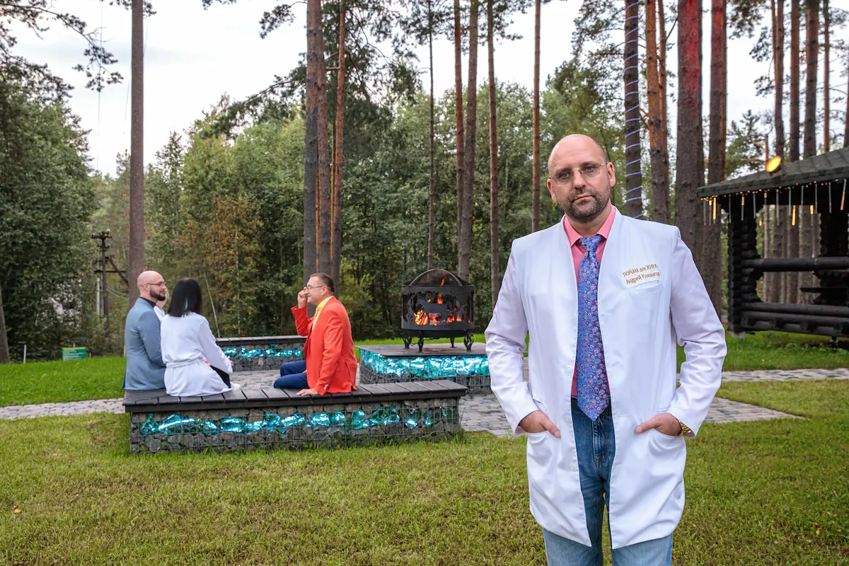 Андрей Князьков — главный врач санатория «Тюрьма для жира» Андрей Владимирович Князьков, врач-психотерапевт, на приёме в санатории Тюрьма для жира