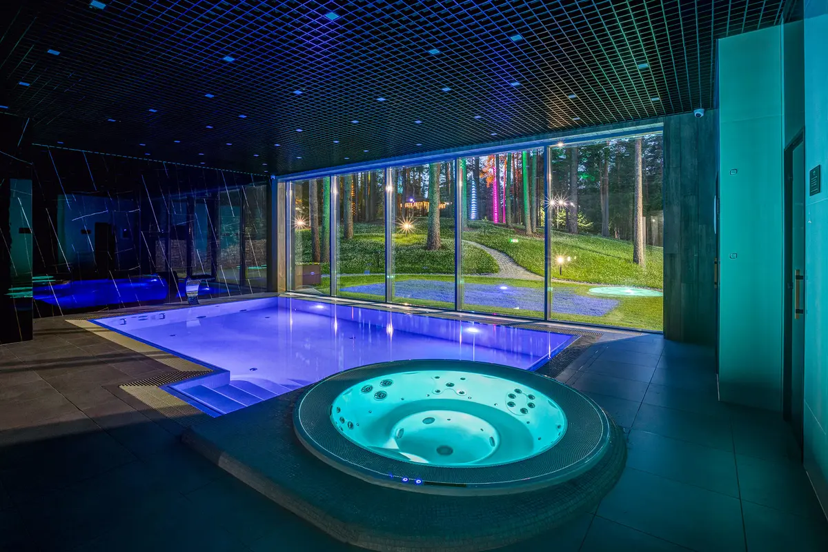 Бассейн SPA-комплекса с видом на лес